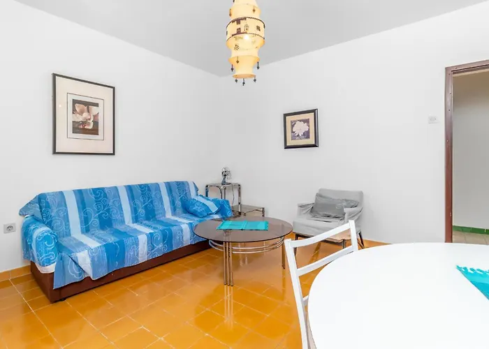 3 Bedroom In Appartement Klenovica
