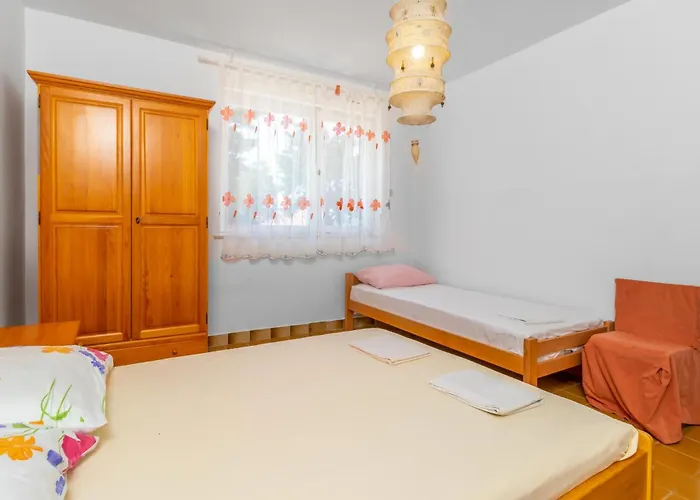 3 Bedroom In Appartement Klenovica