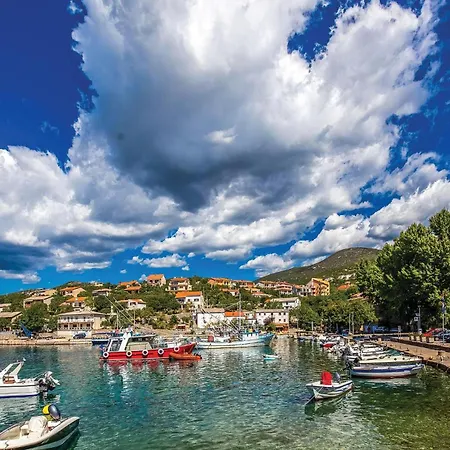 3 Bedroom In Apartman Klenovica