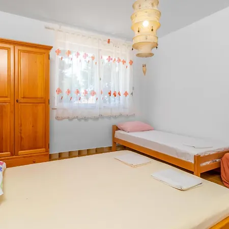 3 Bedroom In Apartman Klenovica