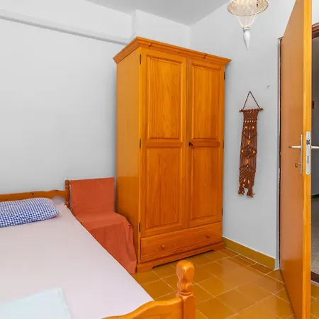 Apartmán In With House Sea View